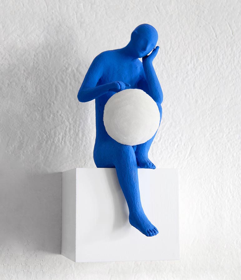 Blue man, title Uomo-blu-2010, Sculpture by Kazumasa Mizokami, A blue sculpture  playing with a white fluffy looking ball