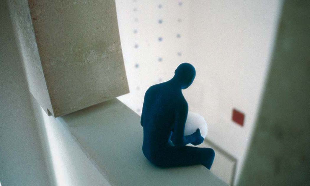 Blue man 1996, Sculpture of Kazumasa Mizokami, Rear view of a blue statue looking into the exhibition center Francesca Barnabò art studio Venice