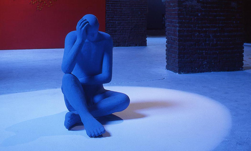 Blue man untitled 1997, Sculpture of Kazumasa Mizokami, A big blue statue sitting on the floor at an exhibition hall, exhibition of gallery Fabrica EOS Milano