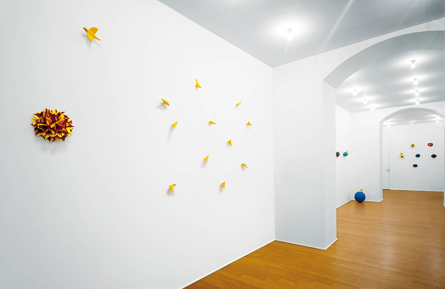 installation by Kazumasa Mizokami to express the sense of movement of air   which uses 18 yellow birds that attached to the wall at the Galleria Toselli in Milan 2002. photo by Stefano Cavallo