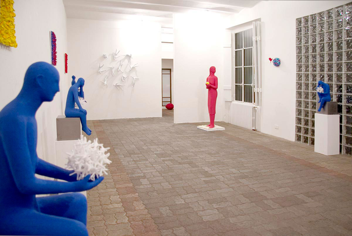 2005 Gallery Cà di Frà, Milan, the photo of the entire previous exhibition of Kazumasa Mizokami in the room on the left side to 5 blue men in bronze at the bottom a red colored large statue title is girl with apples.