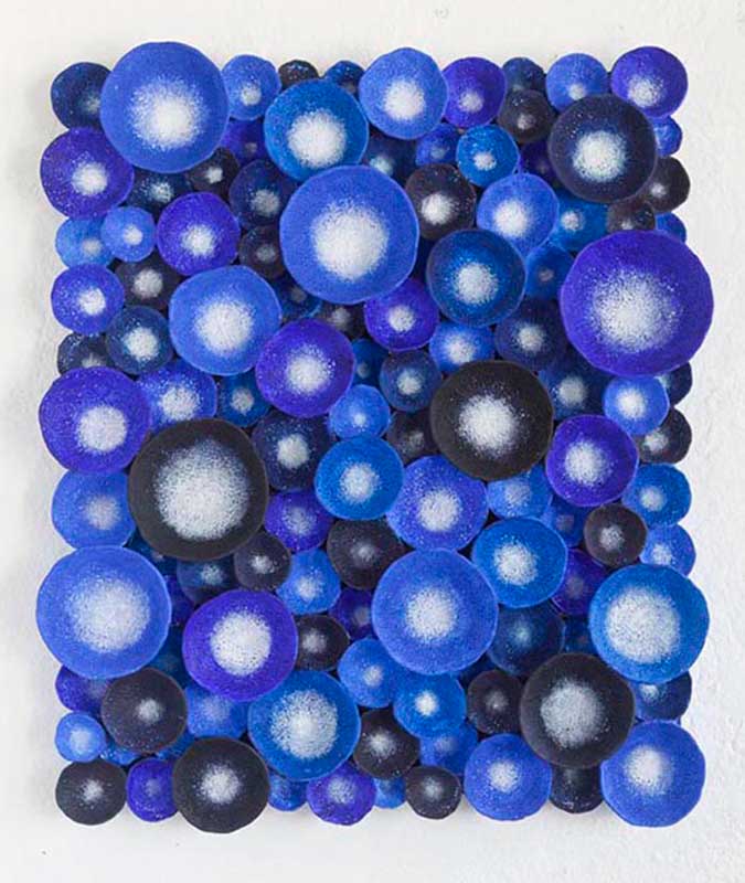 The night brings advice 2013, Sculpture of Kazumasa Mizokami, many shallow large and small bowl-like shaped objects in different shades of blue with white center put on a rectangular base panel