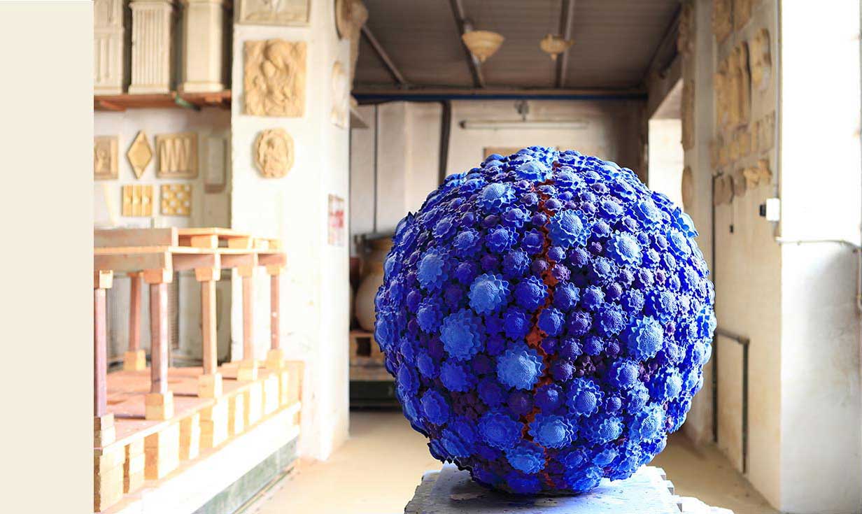 When the idea is born in thoughts 2011, Sculpture of Kazumasa Mizokami, The surface of a large blue sphere is lined with sculptures resembling a blue sunflower, and there is a vertical line that looks like a line of red magma.