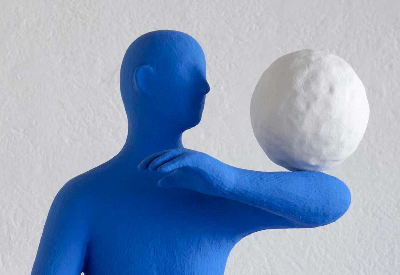 Blue man (ball 5) 2011, Sculpture of Kazumasa Mizokami, The blue statue looking at a white ball on his elbow