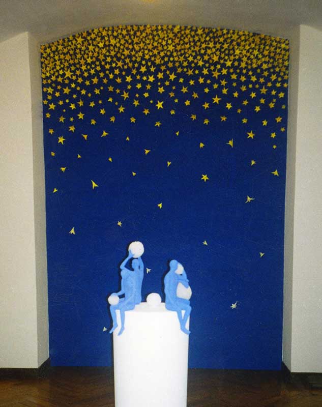 At the Kazumasa Mizokami Exhibition held in Turin in 1996, the inner wall turned blue and flowers like yellow stars bloomed. Hundreds of stars become one white flower. There are four blue people in front of me. The photo was taken by Lisa Ponti.