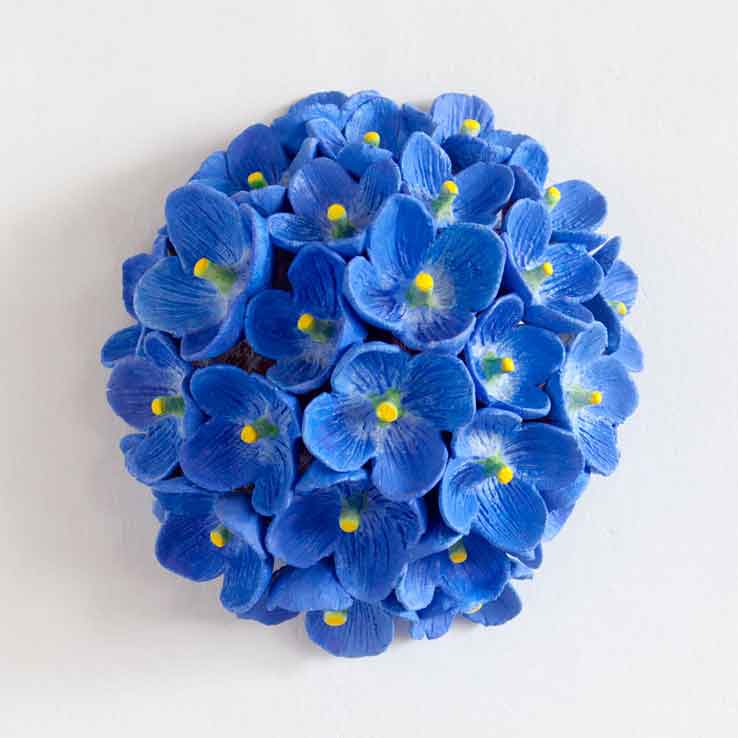 Gli occhi della madonna 2021,24x24x12,5cm Small blue flowers are spread on a round hemisphere. The color of the tip of the flower core is yellow and it is a sculpture of the symbolic Kazumasa mizokami.