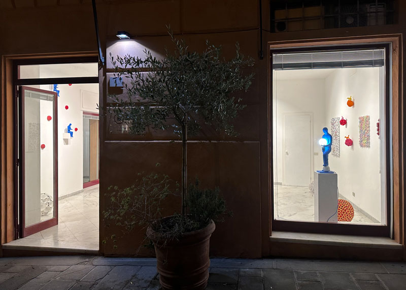 the external view in the exhibition Kazumasa Mizokami in the Bonelli gallery in pietrasanta Italy at night