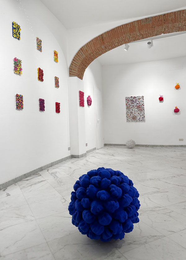 second view in the exhibition Kazumasa Mizokami in the Bonelli gallery in Pietrasanta Italy