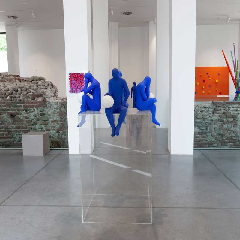 4 statue of a man painted in blue on a transparent plexiglass base 90x90xh140 cm which set up the central exhibition