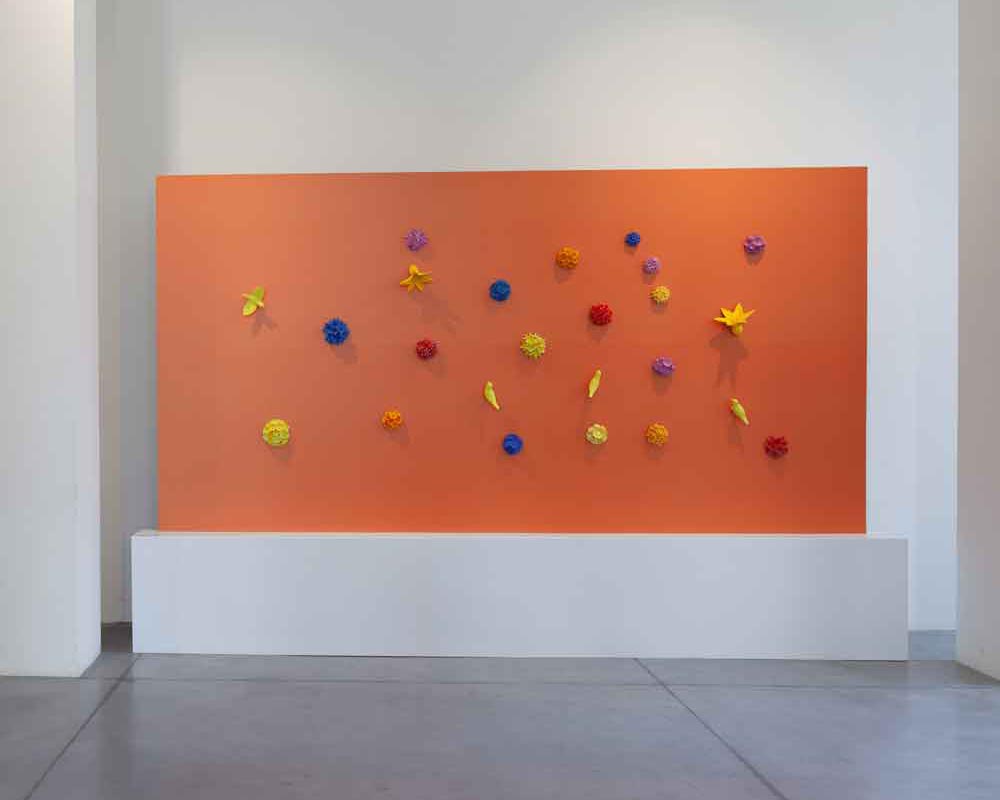 the work 24 small various shapes of objects created painted terracotta compasizionato orange base 300x135cm, it is very bright