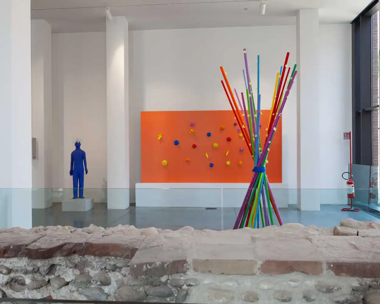 a view of the exhibition from the main space to another exhibition space shows the works La fortuna, Il sogno delle stelle danzante, La testa in la nuvola