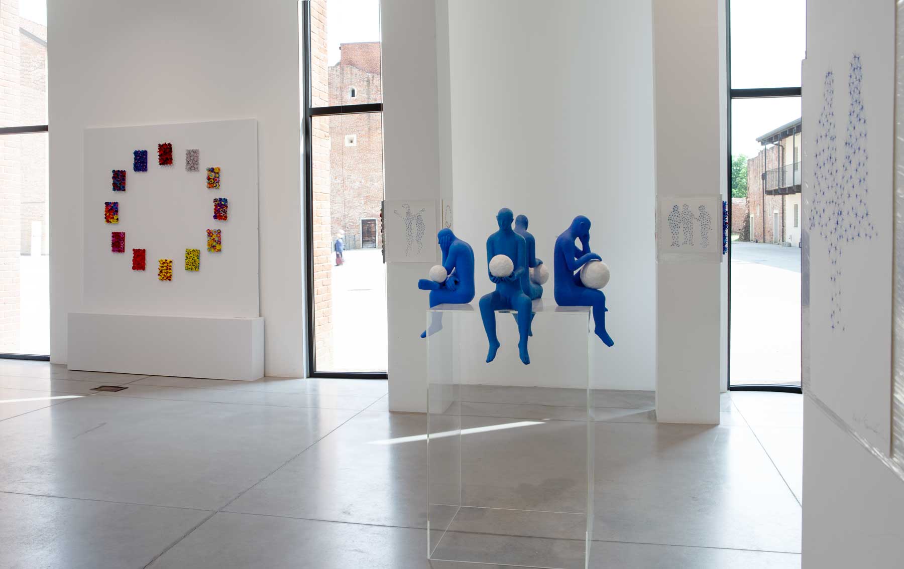 In the centre of the venue, f12 calendars sit on a transparent acrylic pedestal and indulge in contemplation while holding a white ball. The walls and pillars are covered with blue drawings, and 12 calendars of the colour representing the moon are arranged in a circle on the left wall of the venue.
